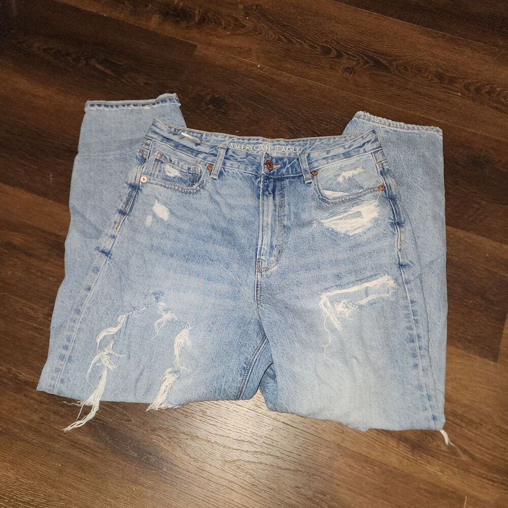 American Eagle Light Wash Distressed Mom Jeans | 6 28x37
